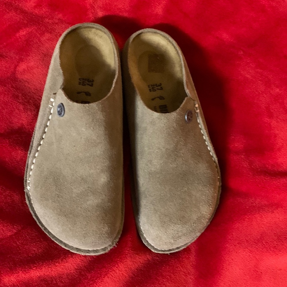 A pair of Birkenstock shoes size 37 worn very little they look new brown color
